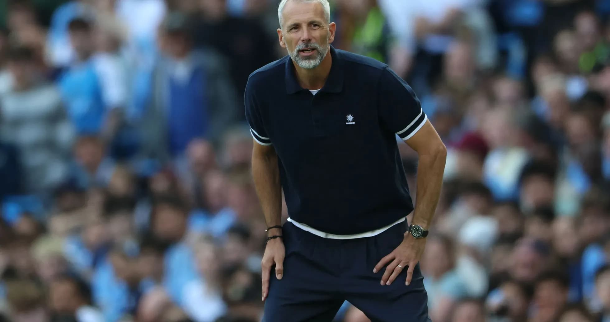 Entrenador en la línea de banda durante el partido
