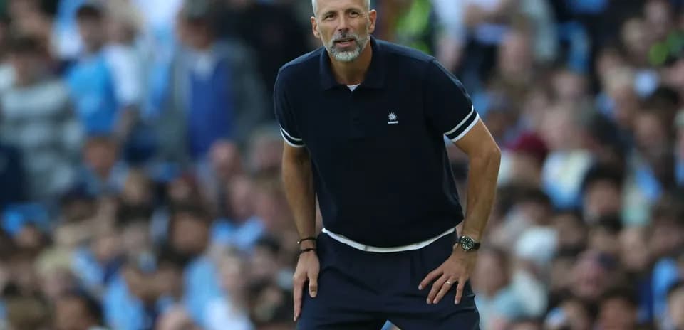 Entrenador en la línea de banda durante el partido