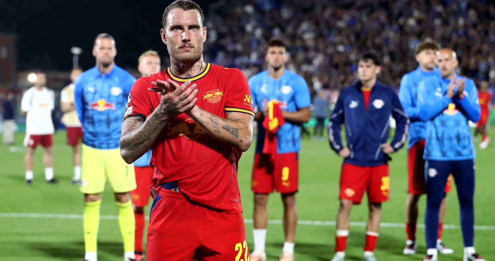 Jugador aplaudiendo tras el partido con compañeros