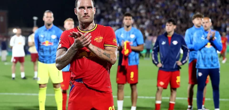 Jugador aplaudiendo tras el partido con compañeros