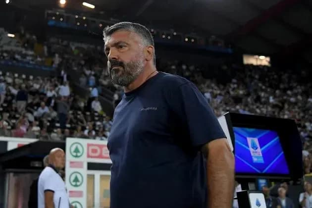 Entrenador en la línea de banda durante el partido