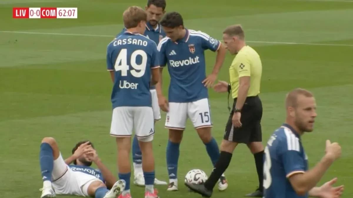Jugadores discutiendo mientras uno está en el suelo