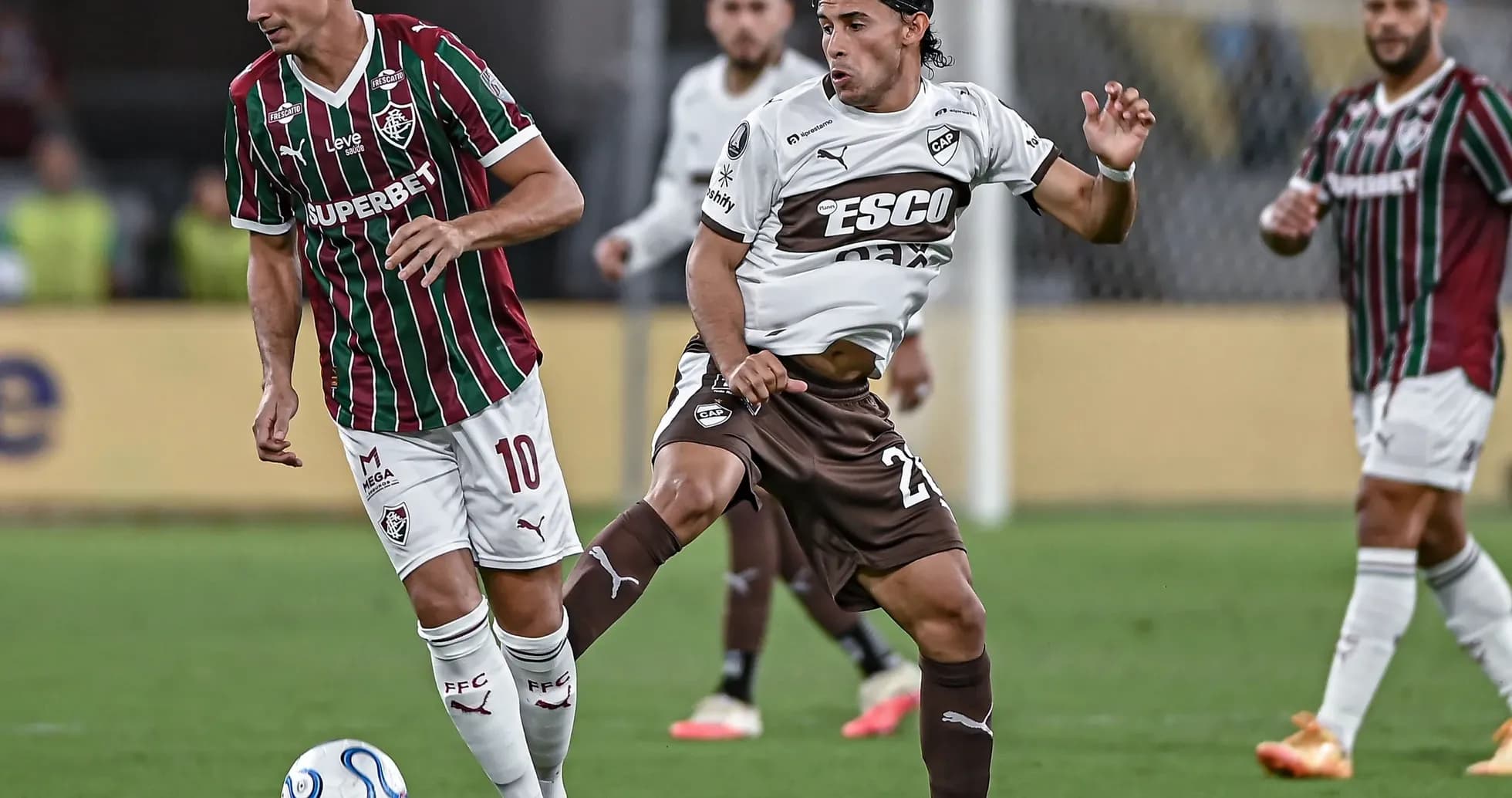 Jugador de Fluminense en acción durante el partido