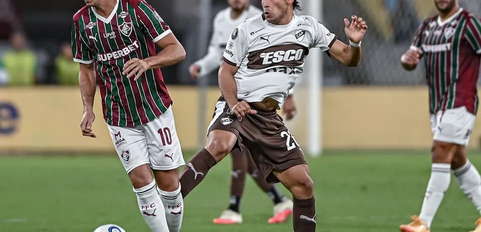 Jugador de Fluminense en acción durante el partido
