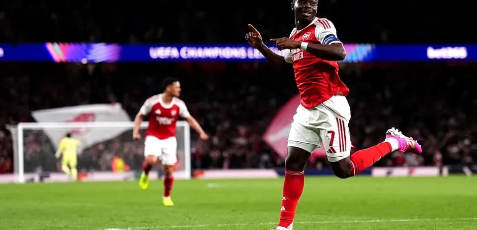 Jugador de Arsenal celebrando un gol en la Champions