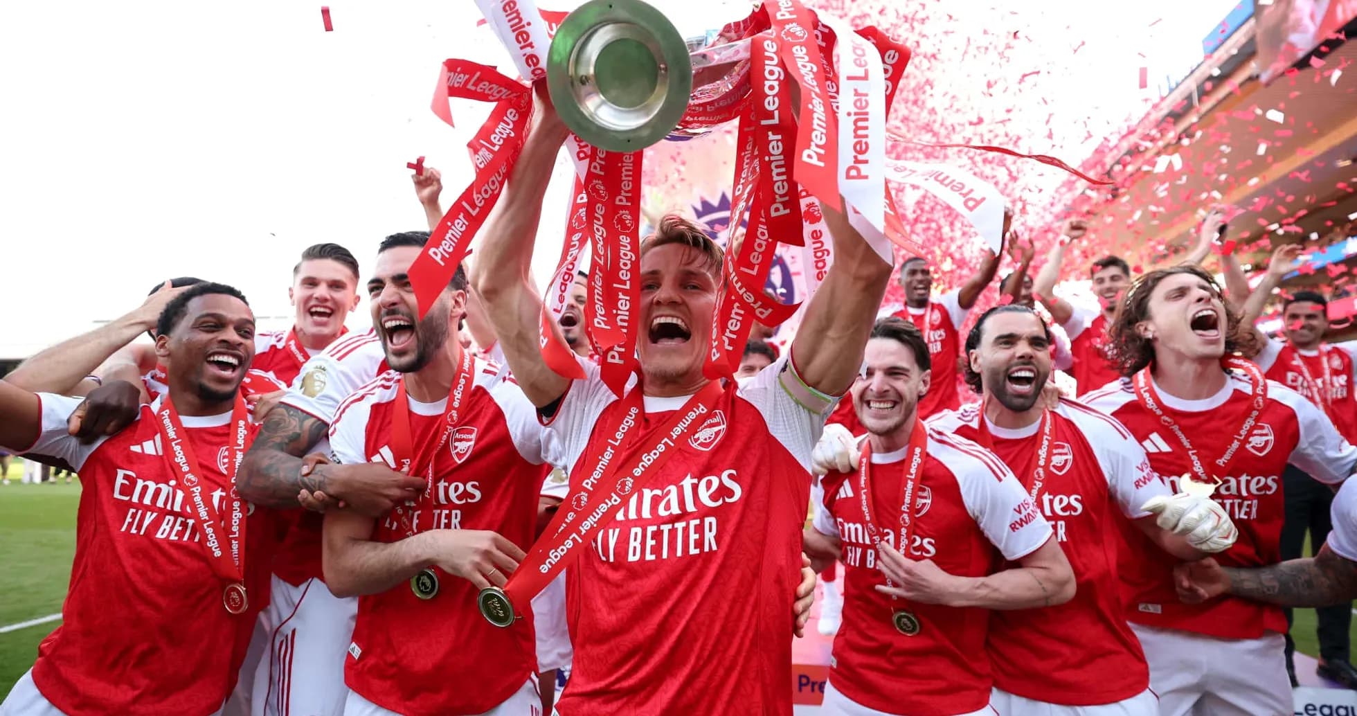 Jugadores del Arsenal celebrando la victoria con el trofeo