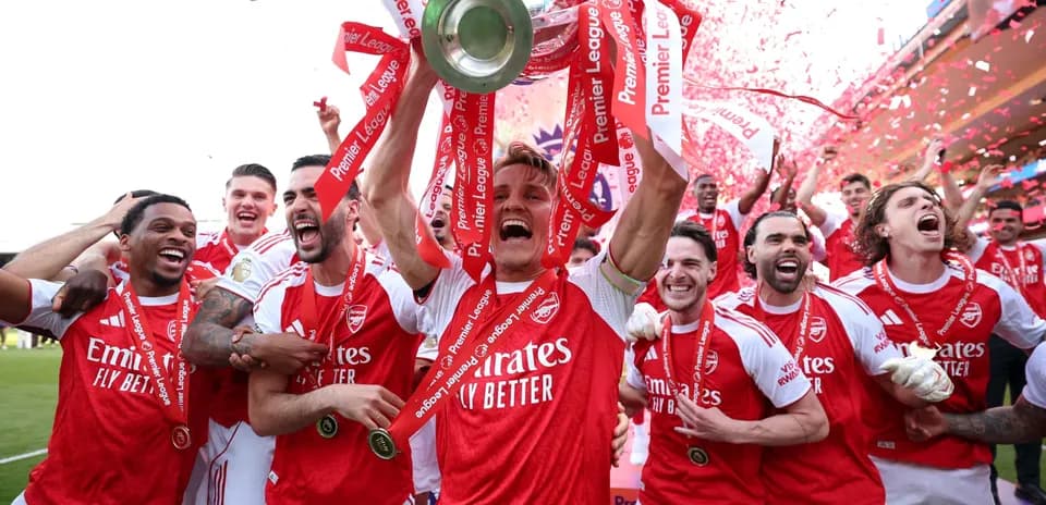 Jugadores del Arsenal celebrando la victoria con el trofeo