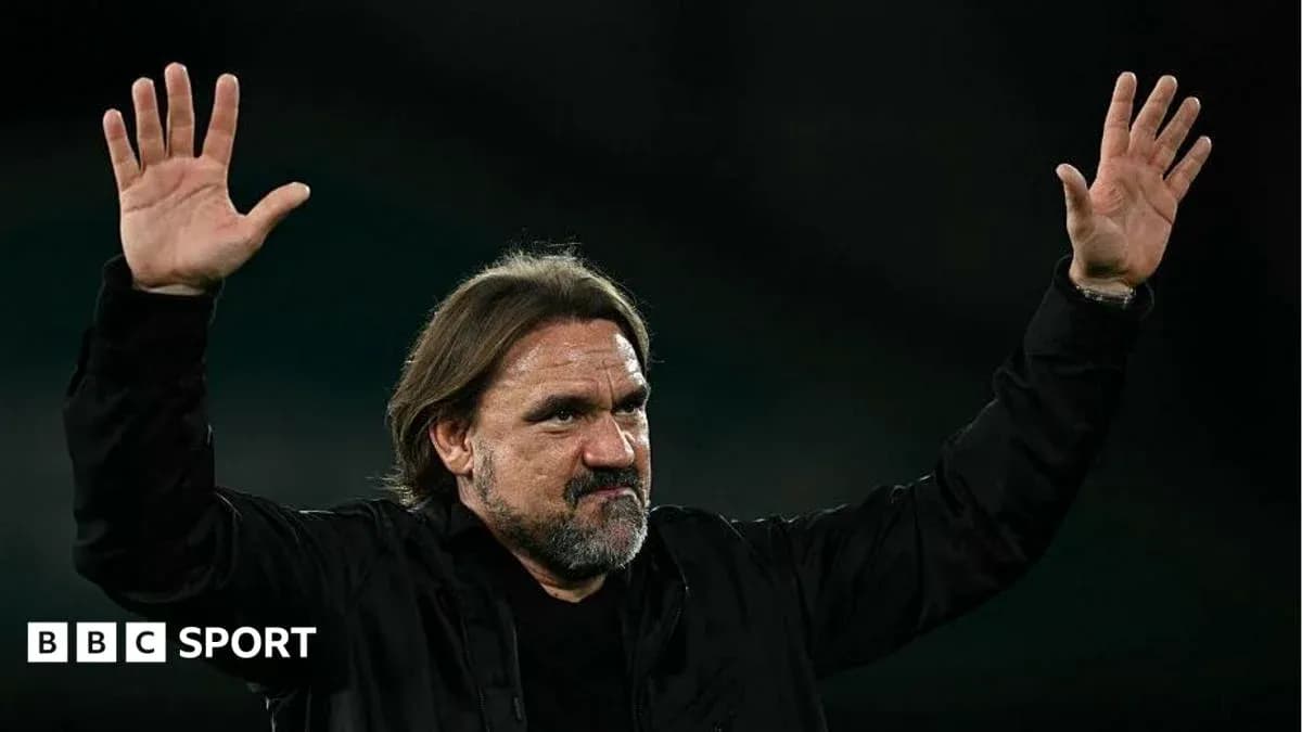 Entrenador saludando al público en el estadio