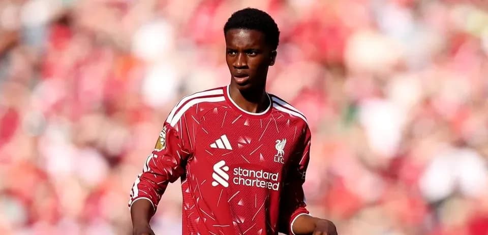 Jugador de Liverpool en el campo durante partido
