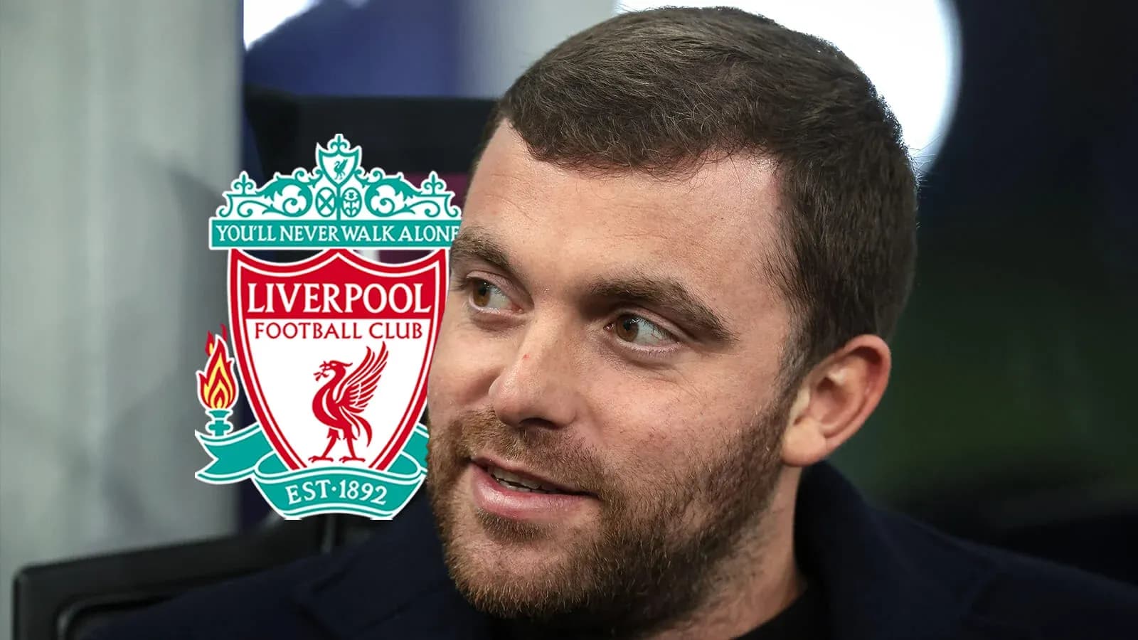 Hombre hablando con logo de Liverpool detrás