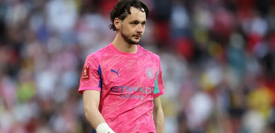 Portero de Manchester City en uniforme rosa durante el partido