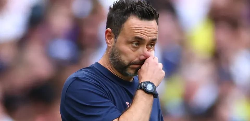 Entrenador pensativo durante un partido de fútbol