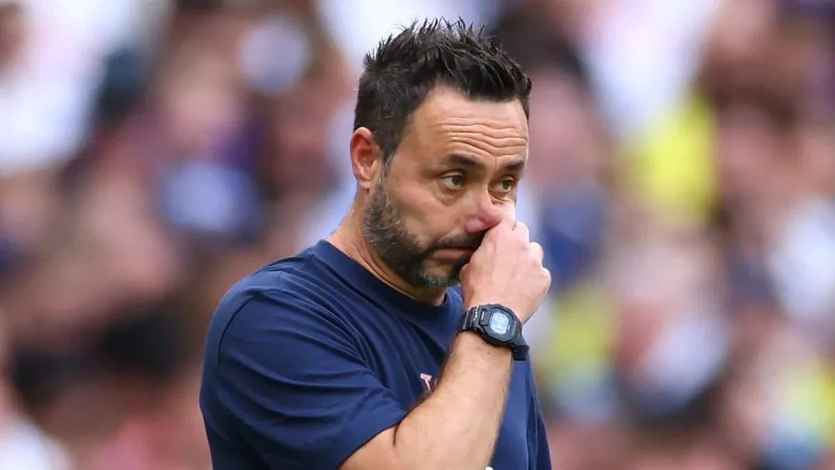 Entrenador pensativo durante un partido de fútbol