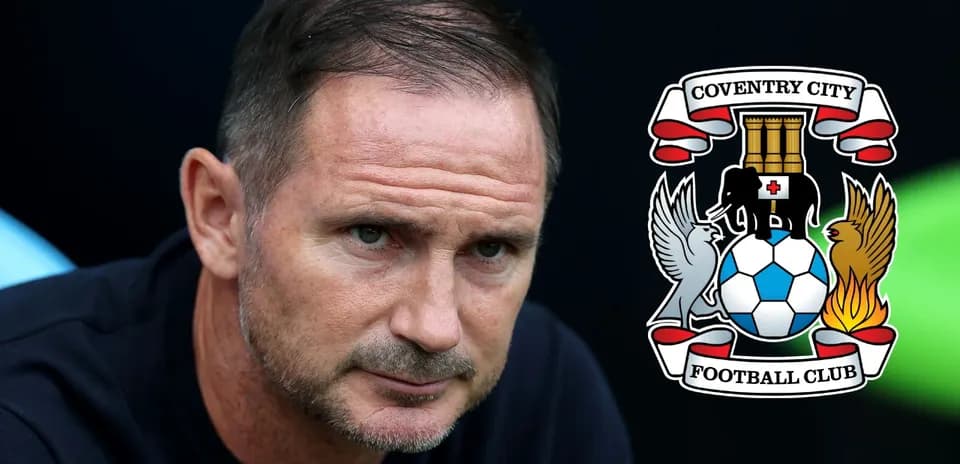 Entrenador de Coventry City mirando hacia adelante