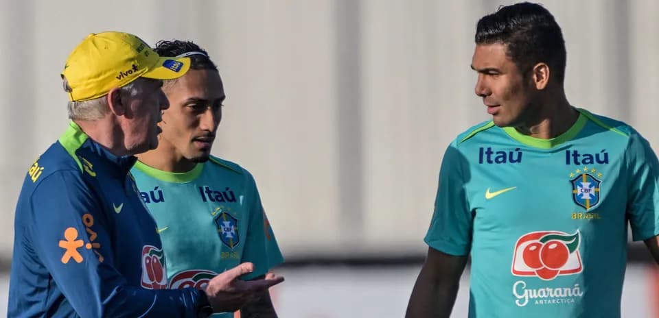Entrenador conversando con jugadores de Brasil en práctica