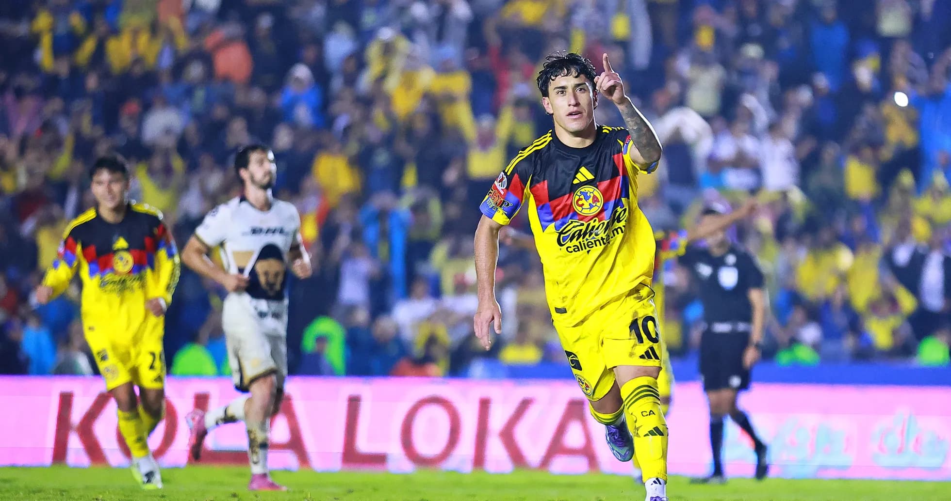 Jugador de Club América celebra un gol