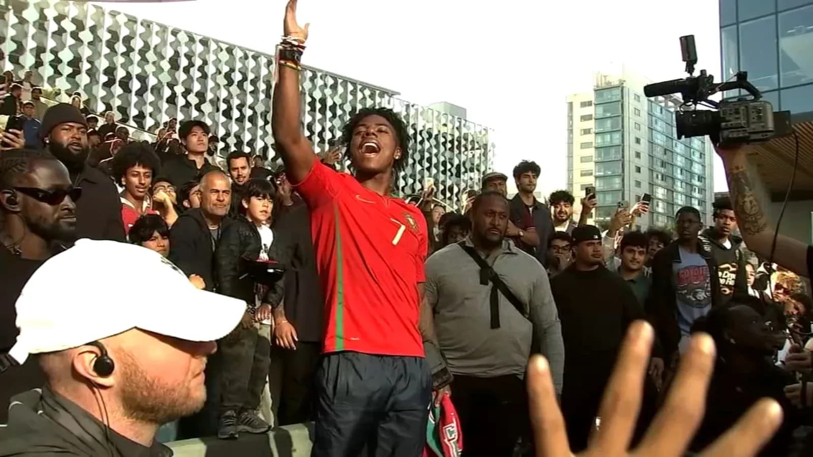 Jugador de Portugal animando a la multitud en evento