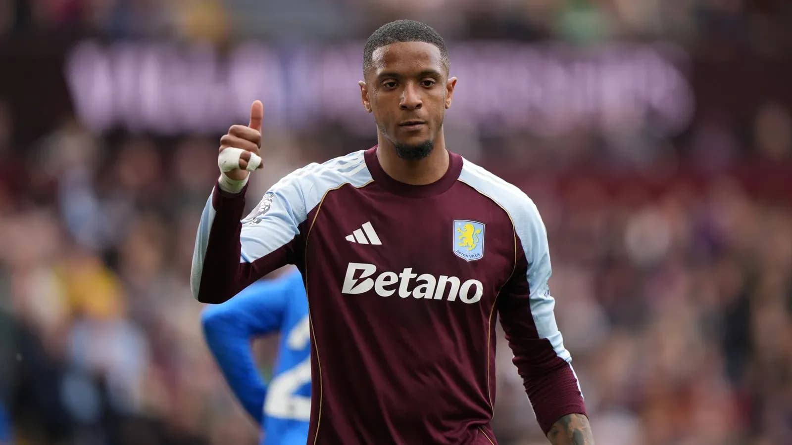 Portero de Aston Villa con pulgar hacia arriba