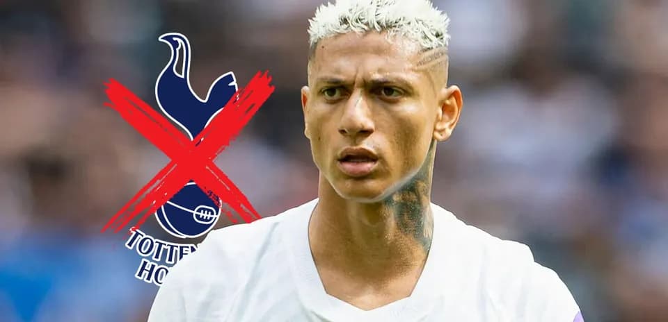 Jugador de fútbol con cabello rubio y tatuajes