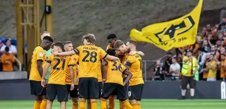 Jugadores de Wolverhampton en círculo antes del partido