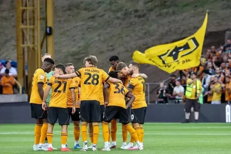 Jugadores de Wolverhampton en círculo antes del partido