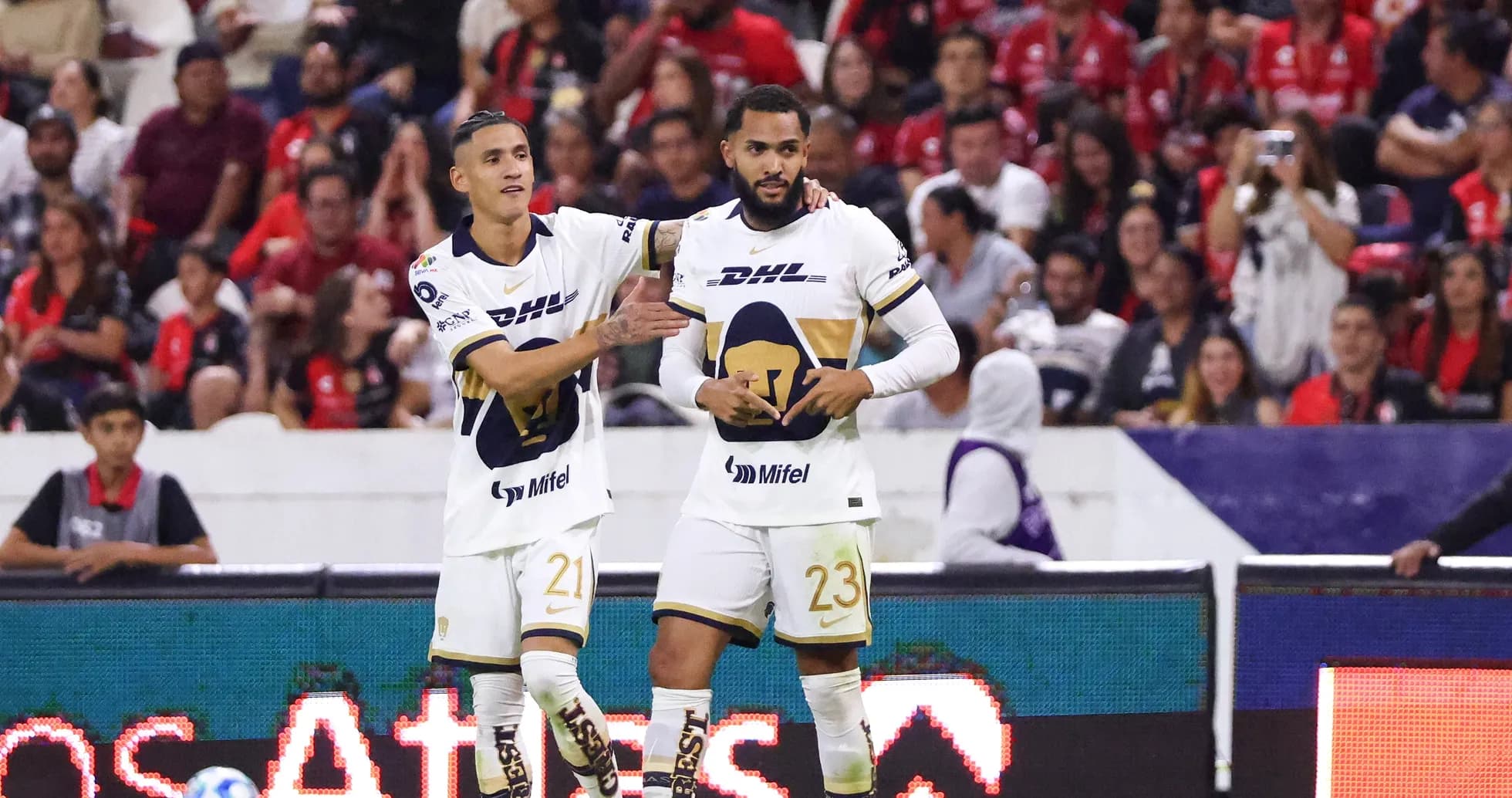 Jugadores de U.N.A.M. celebrando un gol