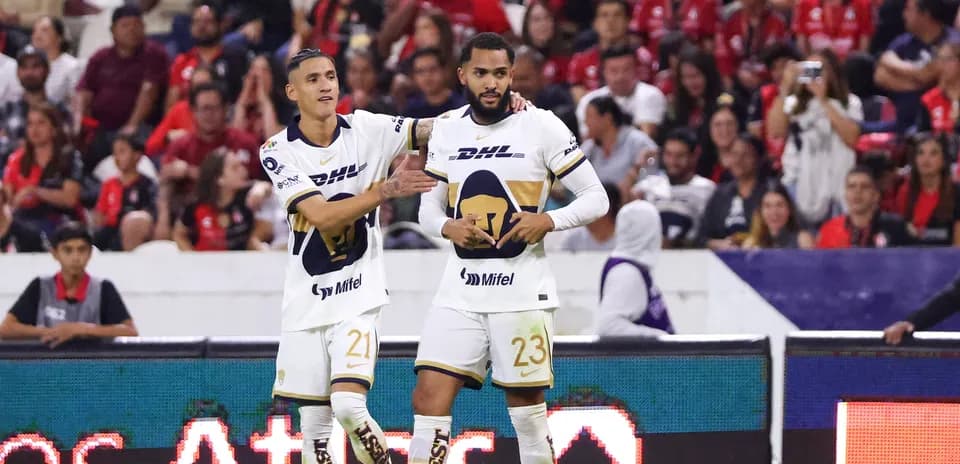 Jugadores de U.N.A.M. celebrando un gol