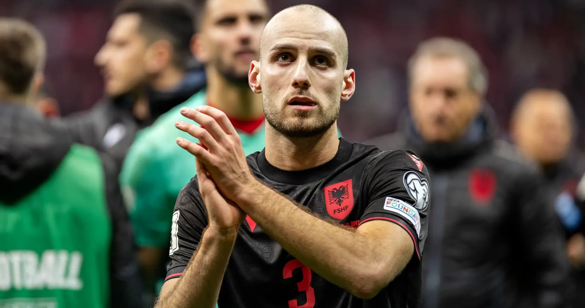 Jugador aplaudiendo tras el partido con Albania