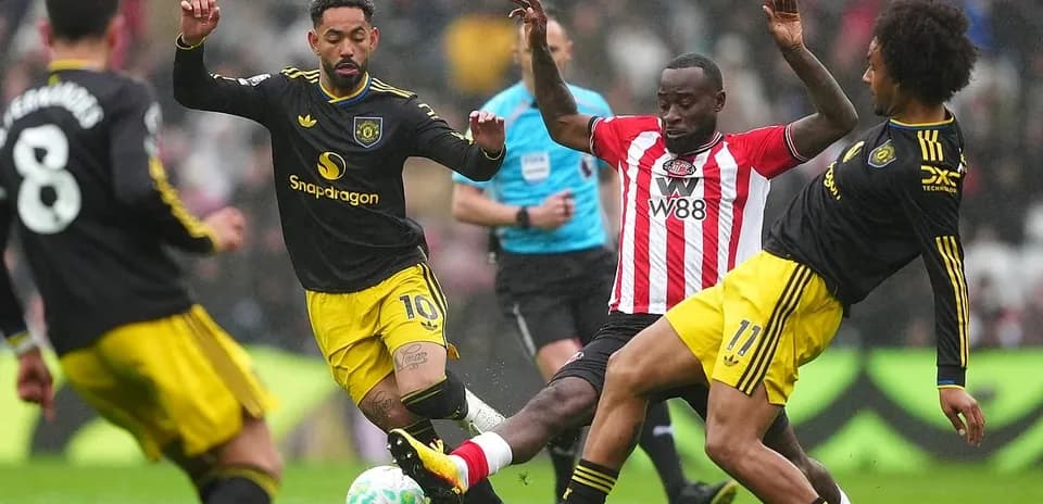 Jugadores compitiendo por el balón en el partido