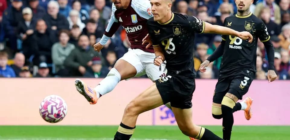 Jugador de Aston Villa disparando a portería