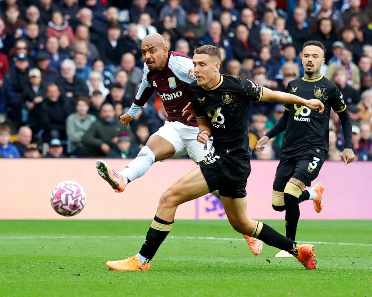 Jugador de Aston Villa disparando a portería