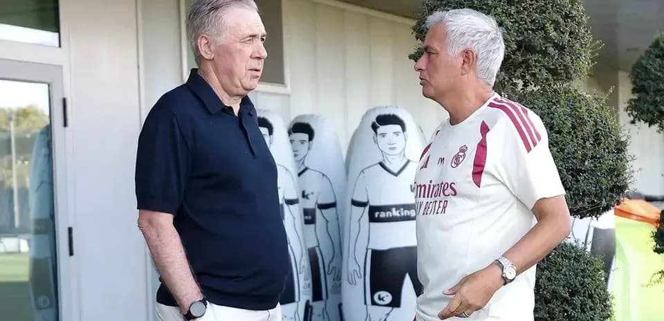 Entrenadores conversando en el campo de entrenamiento