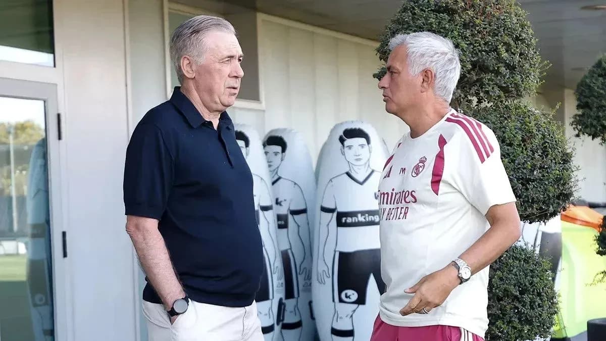Entrenadores conversando en el campo de entrenamiento