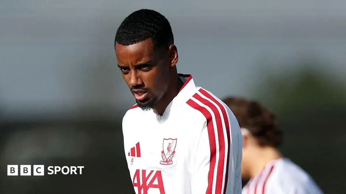 Jugador entrenando con camiseta blanca y roja