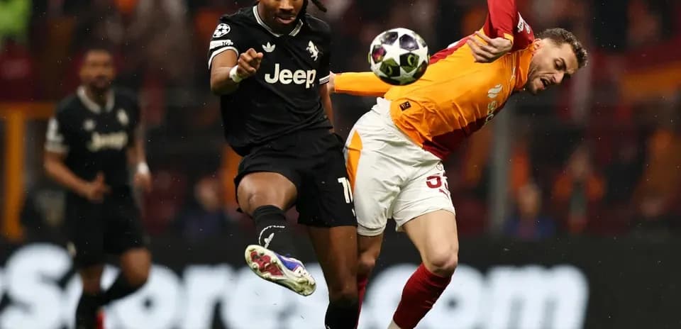 Jugador de Galatasaray desafiando a oponente en partido