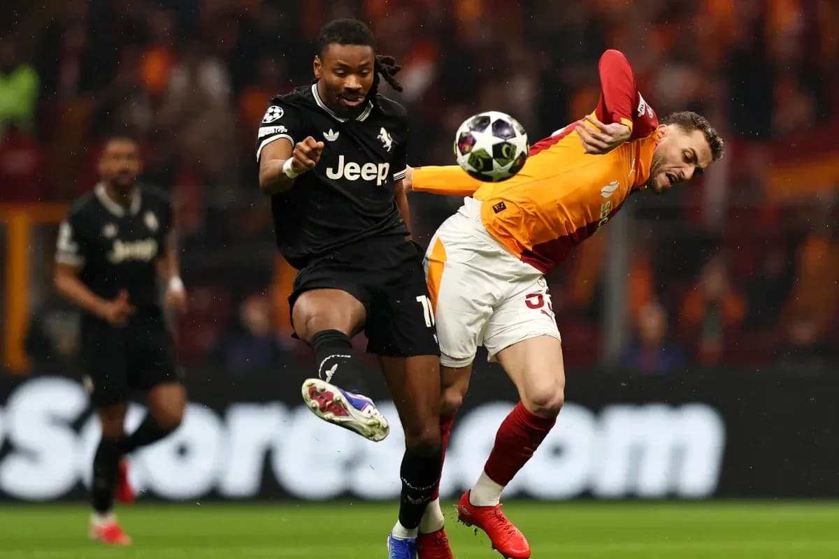 Jugador de Galatasaray desafiando a oponente en partido