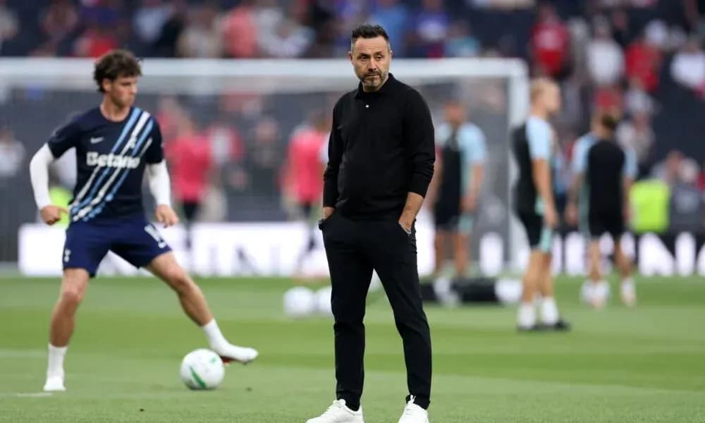 Entrenador observando el calentamiento del equipo