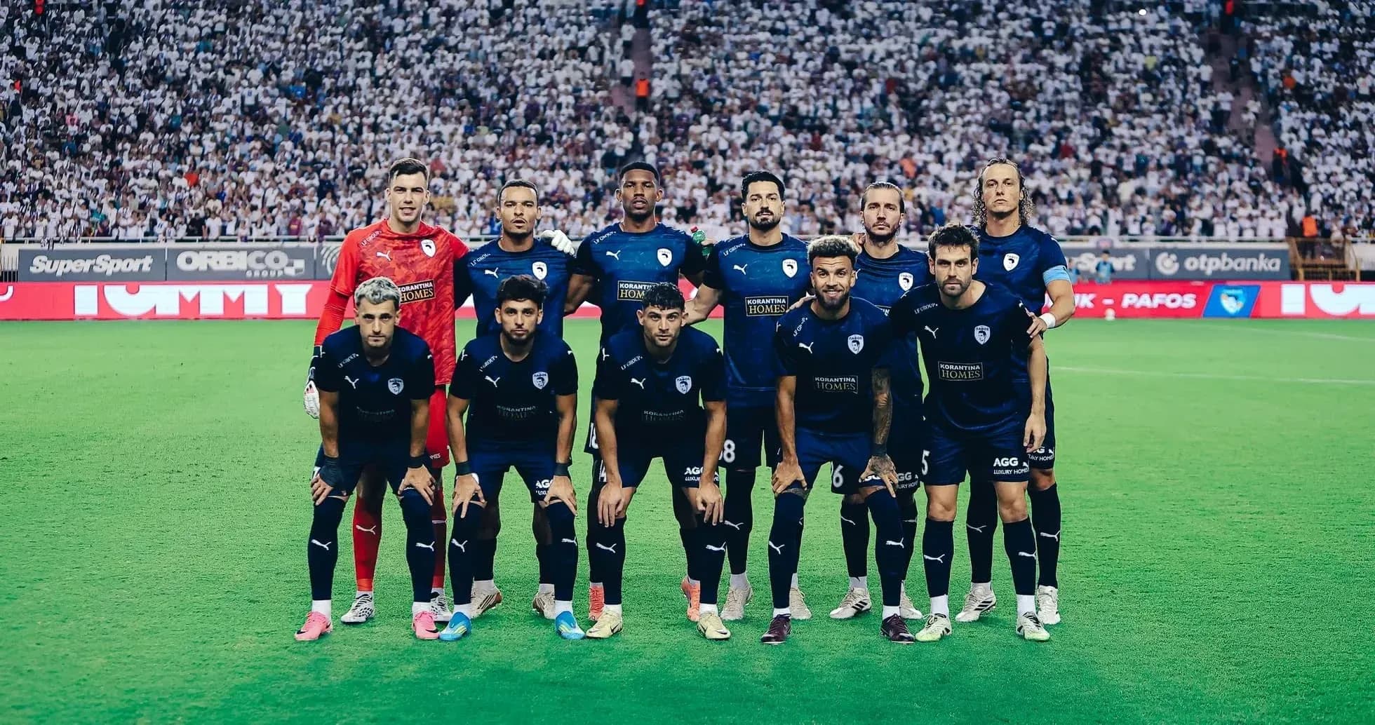 Equipo de Pafos posando para la foto