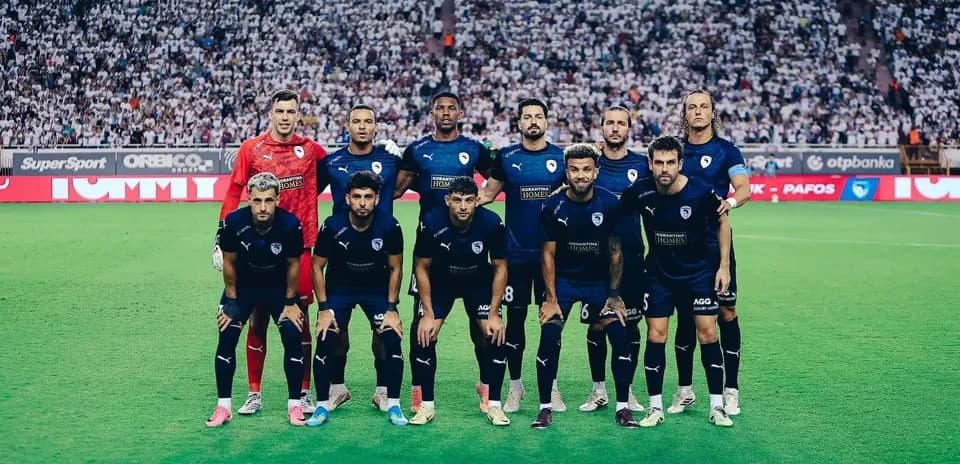 Equipo de Pafos posando para la foto