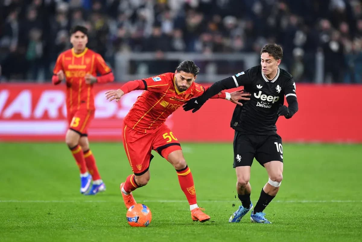 Jugador de Lecce luchando por el balón contra Juventus