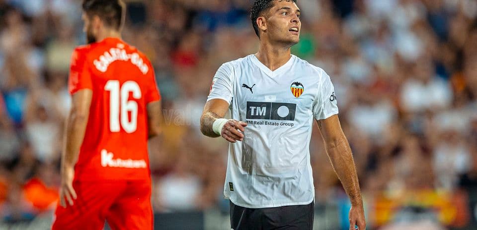 Jugador del Valencia en partido contra Real Sociedad