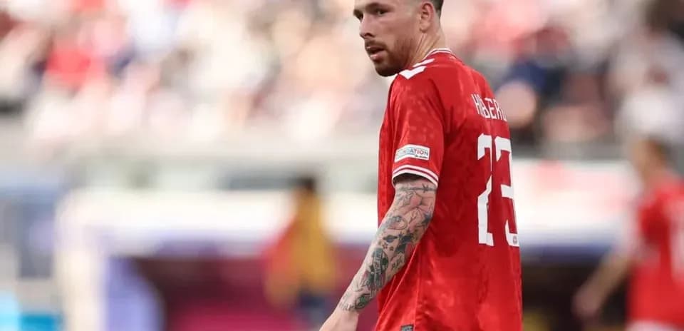 Jugador en acción durante partido de fútbol