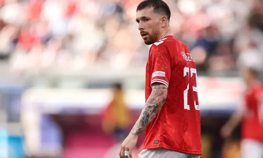 Jugador en acción durante partido de fútbol
