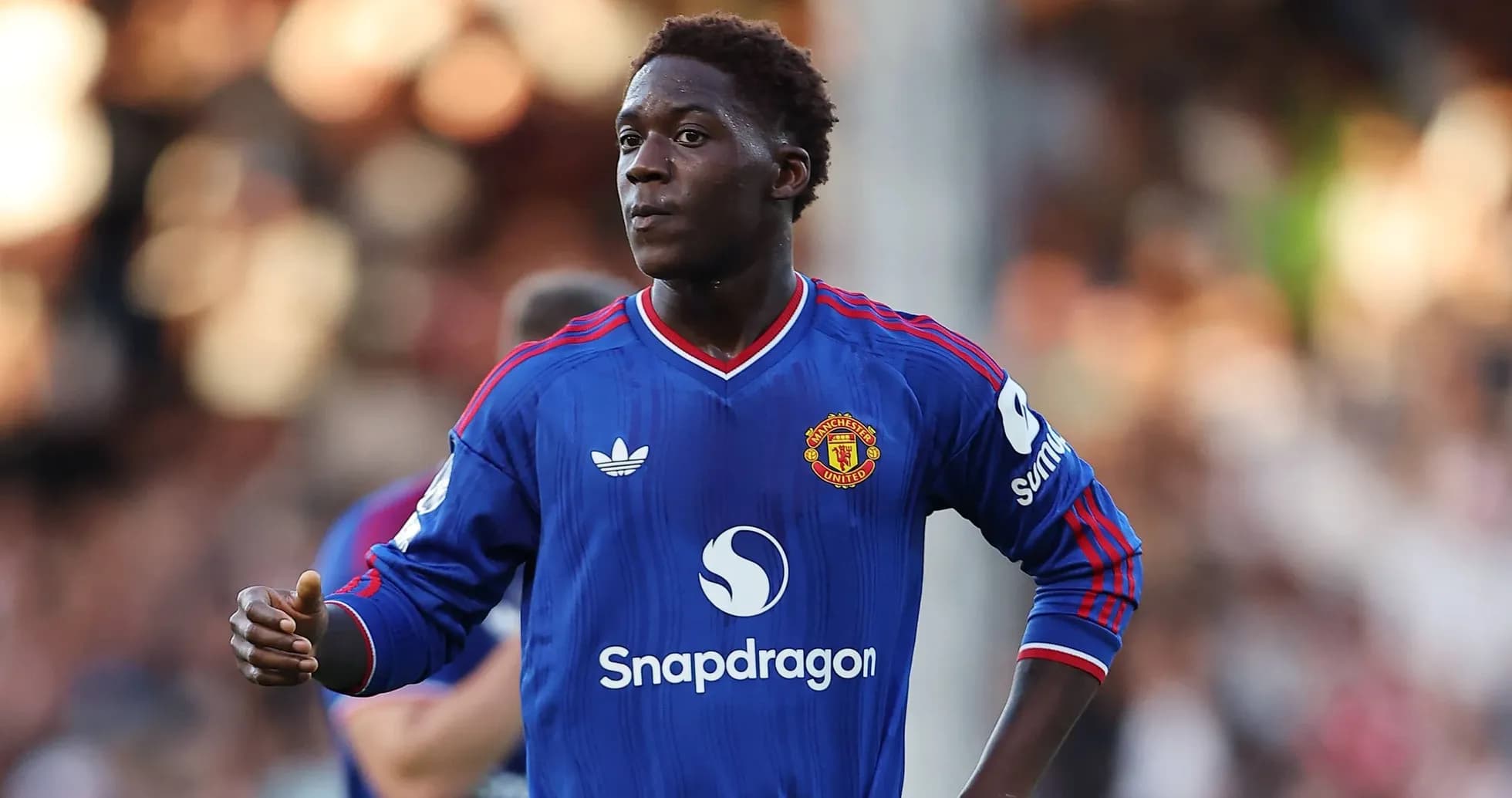 Jugador de Manchester United en camiseta azul durante partido