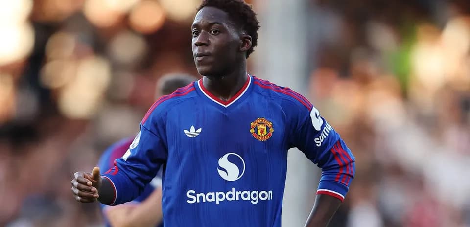 Jugador de Manchester United en camiseta azul durante partido