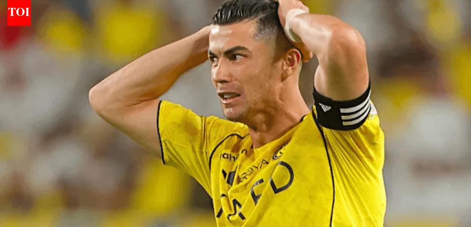 Jugador sosteniendo la cabeza en frustración durante partido