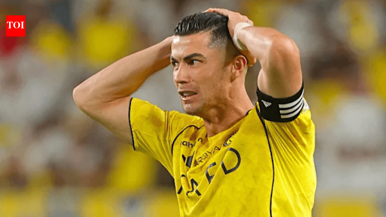 Jugador sosteniendo la cabeza en frustración durante partido