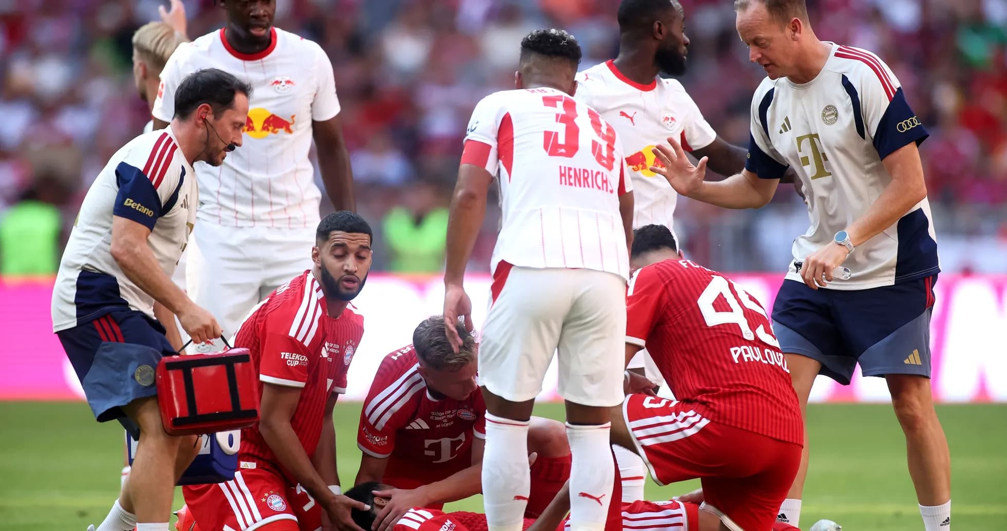 Jugadores de Bayern Munich atendiendo a compañero lesionado