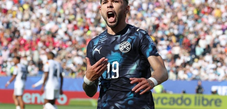 Jugador celebrando un gol en el partido