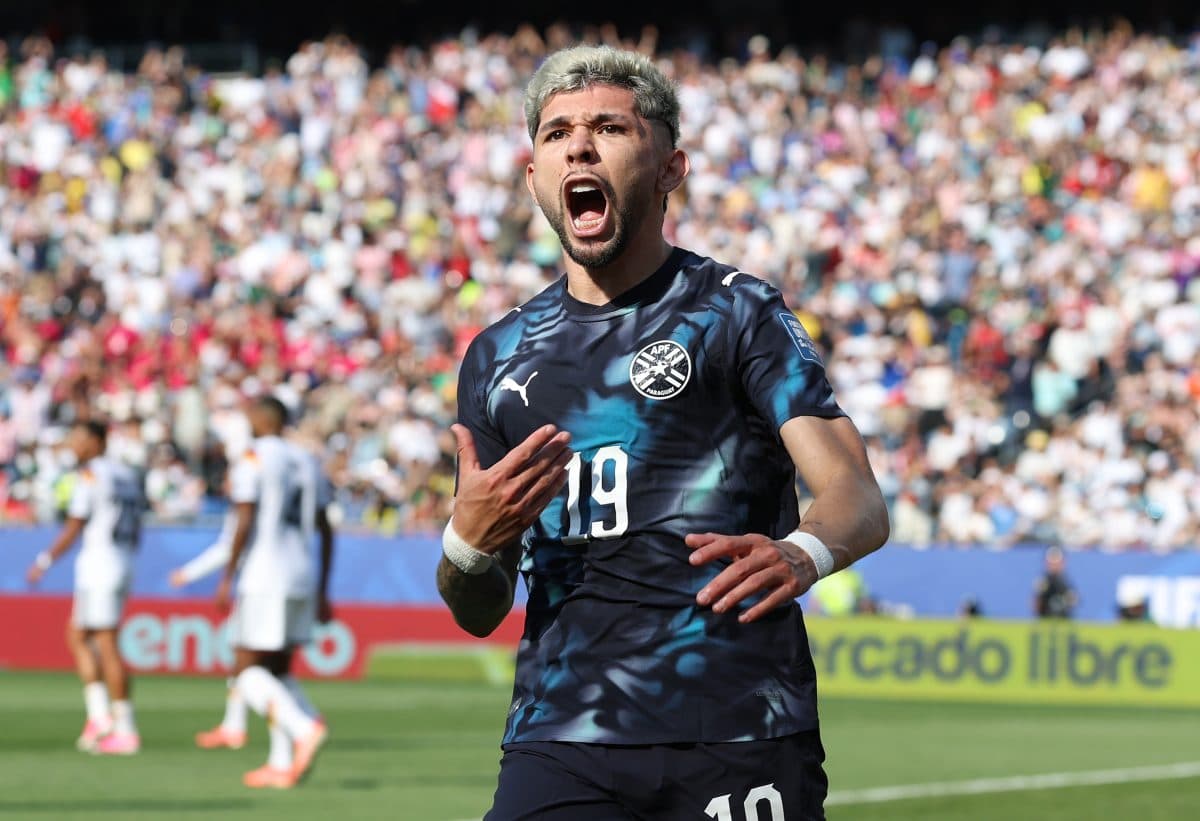 Jugador celebrando un gol en el partido